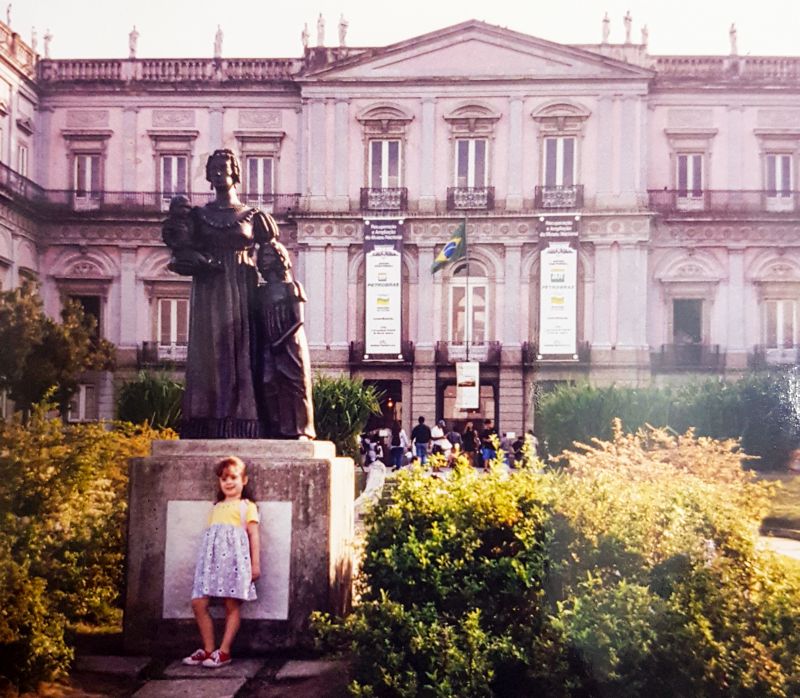 Amanda aos 5 anos na frente do Palácio de São Cristóvão