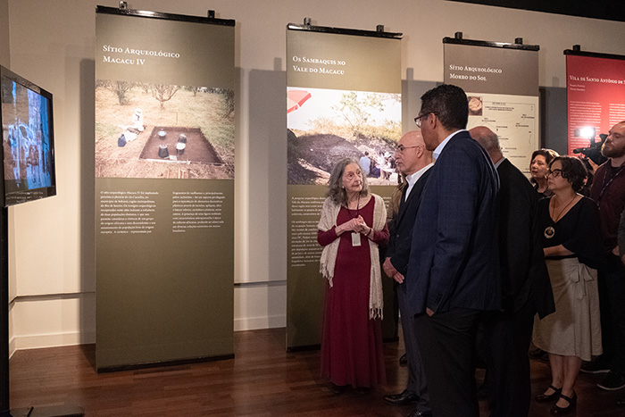 Thereza com o público na abertura da exposição na Caixa Cultural em setembro de 2019. Foto: Diogo Vasconcellos