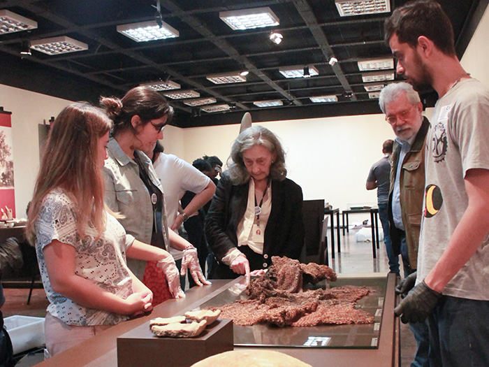 Bastidores da montagem da exposição "Santo Antônio de Sá: Primeira Vila do Recôncavo da Guanabara". Foto: Thais Mayumi/SEMU/MN/UFRJ