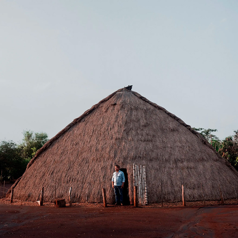 Tonico Benites e uma casa de reza Guarani-Kaiowá, no Mato Grosso do Sul. Foto: Luisa Dörr (The New York Times)