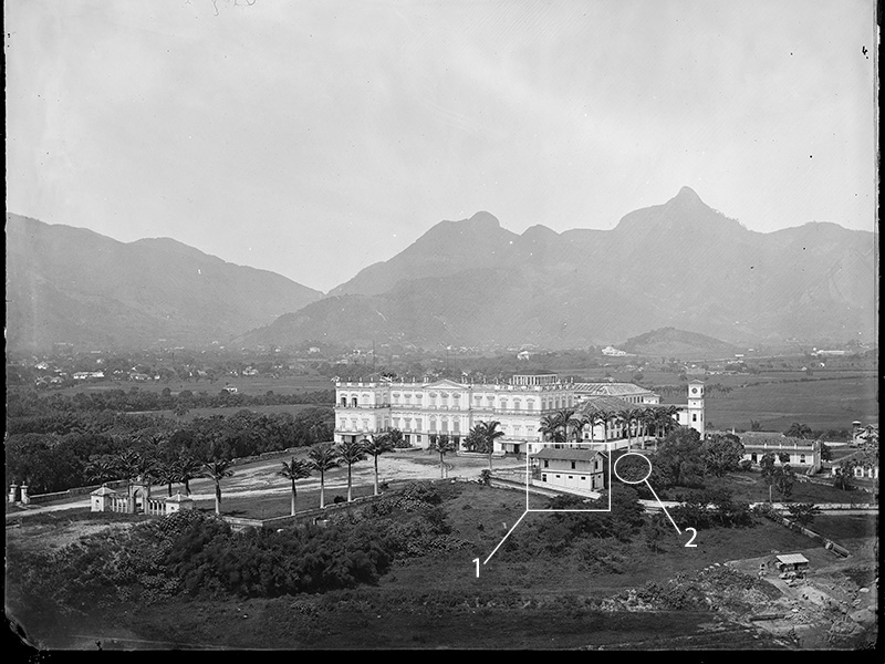 Foto histórica de Marc Ferrez de 1884 mostra a Casa da Guarda (1) e a área de deposição (2) onde estão sendo encontrados os objetos associados ao cotidiano. Acervo: IMS