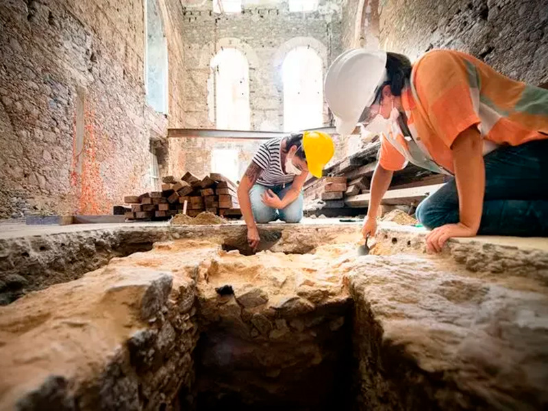 Monitoramento arqueológico no Paço de São Cristóvão, sede principal do Museu Nacional/UFRJ. Foto: Felipe Cohen (Projeto Museu Nacional Vive)