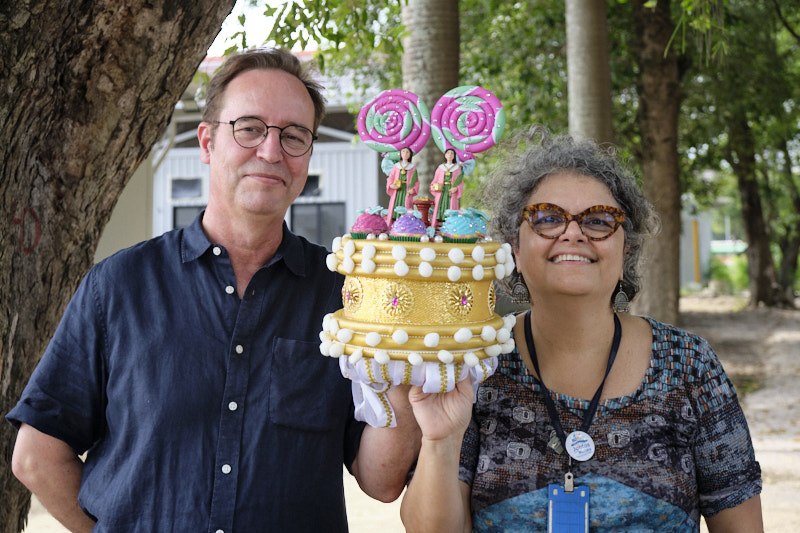 Parceria: o professor Nuno Porto do MOA e a professora Renata Menezes do MN/UFRJ com a primeira peça da coleção gêmea sobre Cosme e Damião