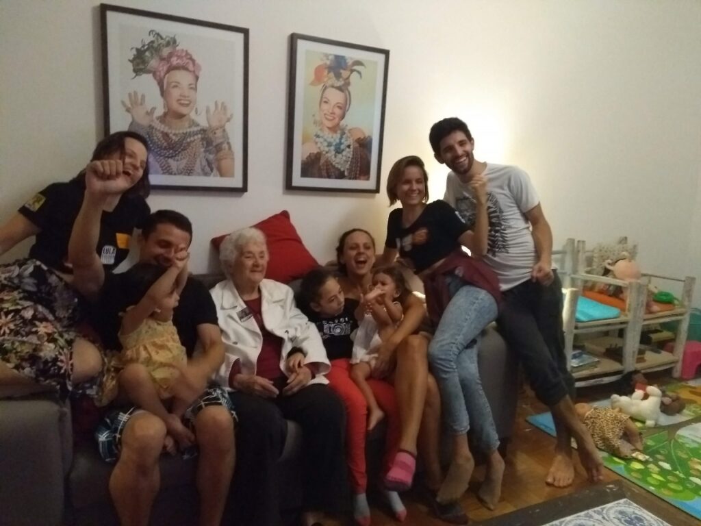 Ruth Viotti, mãe da Ruth Saldanha, entre os netos Oceanne e Pepe com a filha Elisa, Bebel e Morena no colo da sobrinha Bruna, e os netos Pilar e Roman