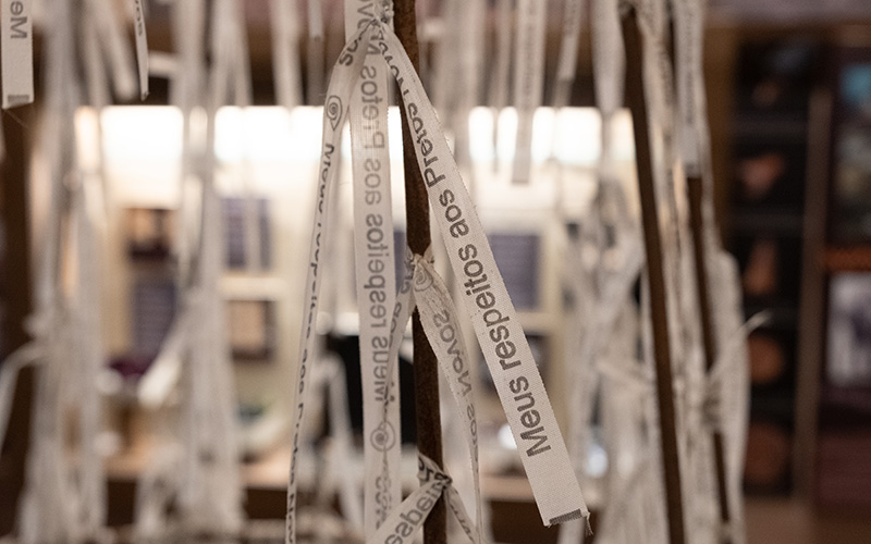 Detalhe do baobá em estrutura de ferro no centro da exposição do Museu Memorial Pretos Novos, na Gamboa. Foto: Diogo Vasconcellos (MN/UFRJ)