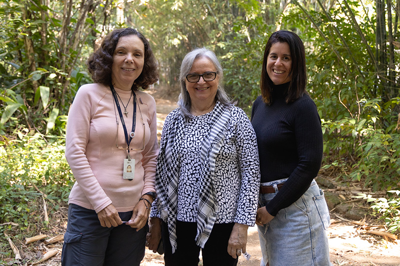 Fátima Denise, professora Vera e Leandra no Horto Botânico do Museu Nacional/UFRJ. Foto: Diogo Vasconcellos (MN/UFRJ)