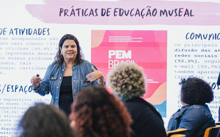 Andrea Fernandes Costa, da Seção de Assistência ao Ensino do Museu Nacional/UFRJ, ministrando o curso Diálogo Além da Língua. Foto: Albert Andrade