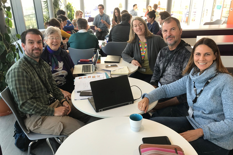 Parte da equipe de pesquisadores, em reunião na Universidade de Bristol, Inglaterra: Pamela Gill, Agustín Martinelli, Emily Rayfield, Cesar Leandro Schultz e Marina Bento Soares