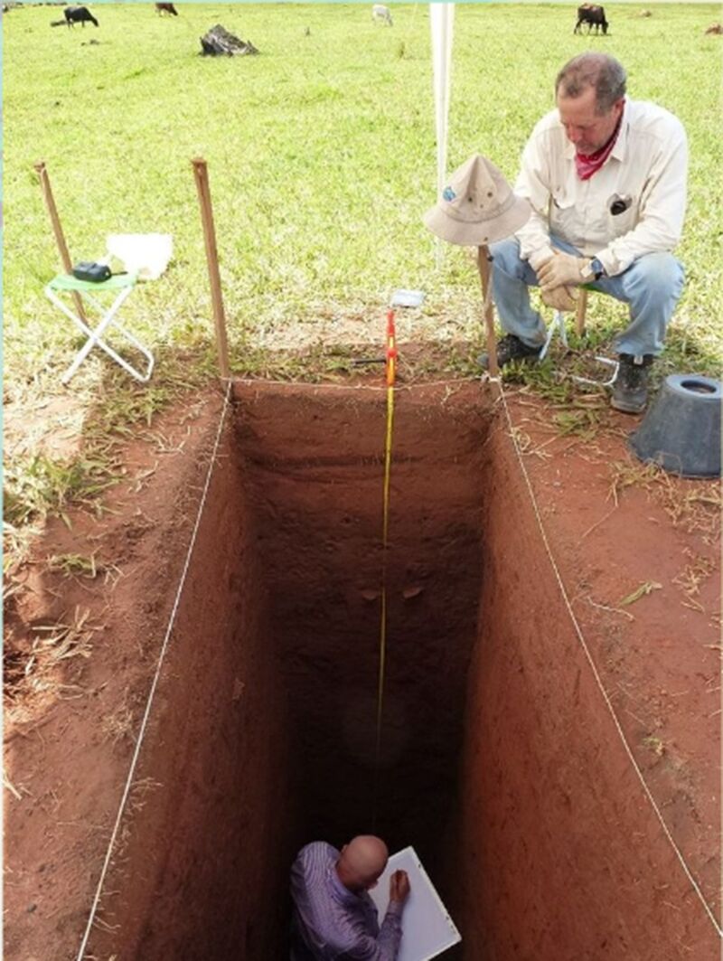 O professor Ranzi participando de pesquisa em sítio geoglifo