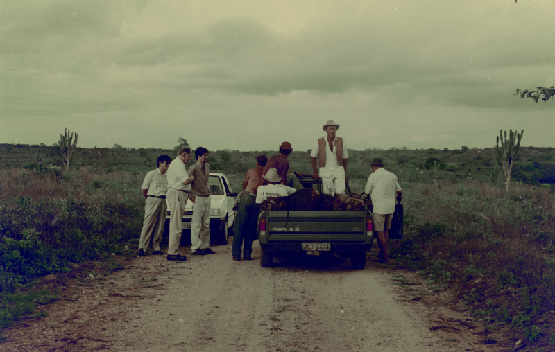 Na esquerda da foto, o professor João Alves do Departamento de Vertebrados do Museu, Johann Becker e Shuji Kobayashi, na região de Lamarão, na Bahia, em 1997. Estavam em busca de uma floresta que Becker havia conhecido inteira, algumas décadas antes, mas só encontraram pasto. Acervo João Alves