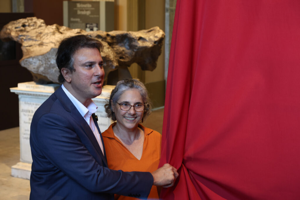 O ministro da Educação Camilo Santana e a vice-diretora do Museu, Andrea Costa