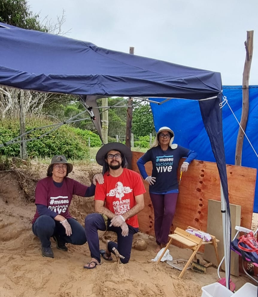 Os pesquisadores Ane Elizabeth Simões e João Gustavo Chá Chá e a professora Andrea de Lessa Pinto no sítio arqueológico no município de São Francisco de Itabapoana
