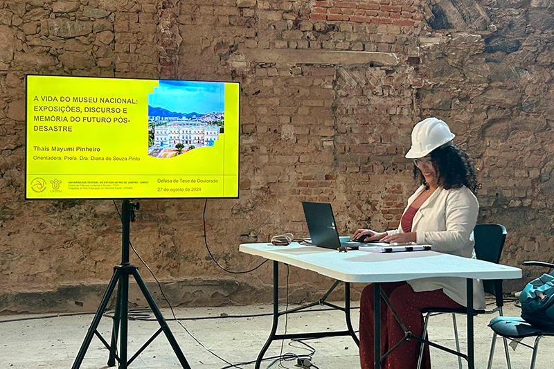 Defesa da tese de doutorado na Sala das Vigas do Paço de São Cristóvão, sede das futuras exposições do Museu Nacional/UFRJ, em reconstrução