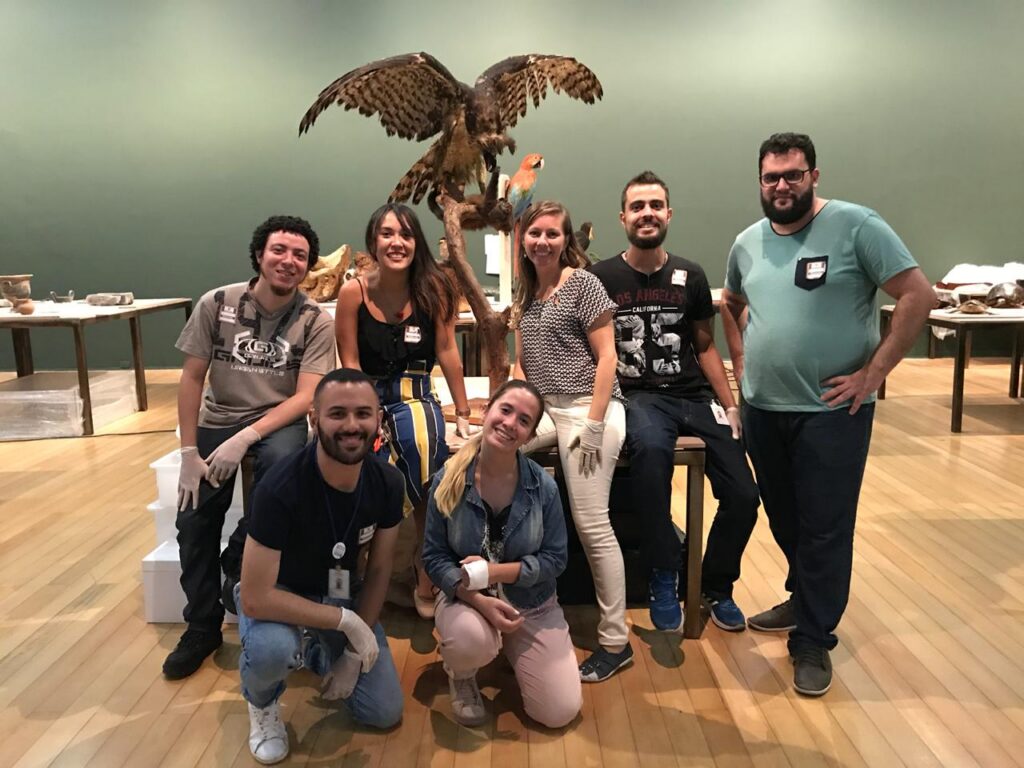 A equipe da Seção de Museologia na montagem da exposição no CCBB
